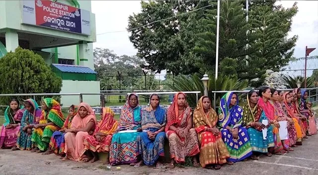 ବ୍ୟାଙ୍କ ମିତ୍ର ହଡ଼ପ କରିଥିଲେ ଟଙ୍କା, ଥାନା ଆଗରେ ମହିଳାଙ୍କ ଧାରଣା