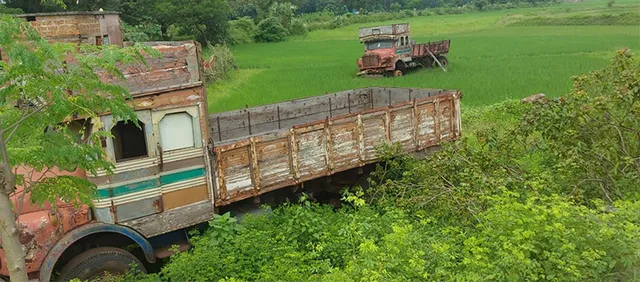 କ୍ଷେତରେ ଖତ ଖାଉଛି ମାଳମାଳ ଟ୍ରକ