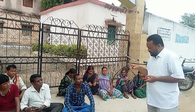 ଶିକ୍ଷକ ନଆସିବାରୁ ସ୍କୁଲରେ ତାଲା ପକାଇଲେ ଅଭିଭାବକ