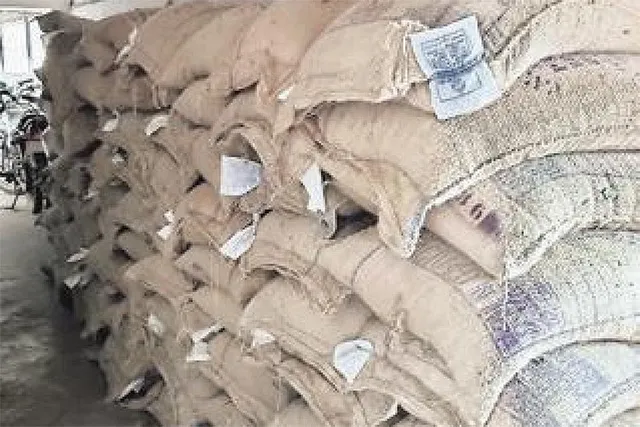 ପିଡିଏସ୍‌ ଚାଉଳ ହଡ଼ପ୍‌ ଅଭିଯୋଗ: ପିଇଓ ଓ ଯୋଗାଣ ଅଧିକାରୀଙ୍କୁ ଅଟକ ରଖିଲେ ଗ୍ରାମବାସୀ