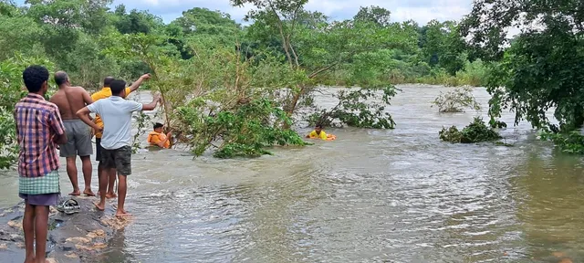 ଗୋହିରା ଡ୍ୟାମରୁ ଜଳ ନିଷ୍କାସନ ବେଳେ ୯ ଜଣ ଭାସିଗଲେ: ଅଗ୍ନିଶମ ବାହିନୀ ଦ୍ବାରା ଉଦ୍ଧାର ହେଲେ