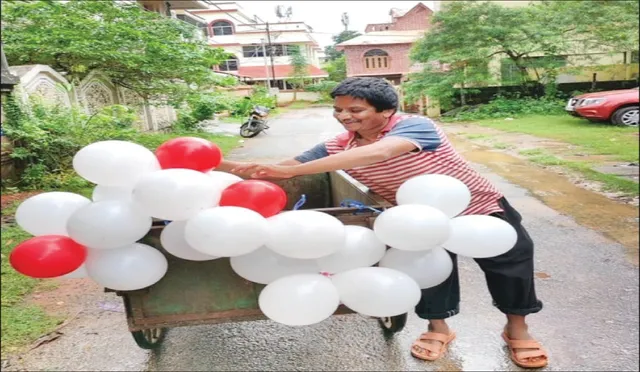 ଆବର୍ଜନାବୁହା ଟ୍ରଲି ପୂଜିଲେ ସଫେଇ କର୍ମଚାରୀ