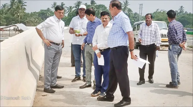 ଗ୍ରାମ୍ୟ ଉନ୍ନୟନ ବିଭାଗ ପ୍ରମୁଖ ଶାସନ ସଚିବଙ୍କ ବାଲିପାଟଣା ଗସ୍ତ: କୁଶଭଦ୍ରା ହାଇଲେଭଲ୍‌ ସେତୁ ଦେଖିଲେ