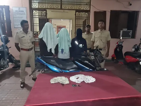 ପୁଣି ଧରାପଡ଼ିଲେ ୩ ଜୁଆଡ଼ି; ନଗଦ ୬ ହଜାର ଟଙ୍କା, ବାଇକ୍‌ ଜବତ