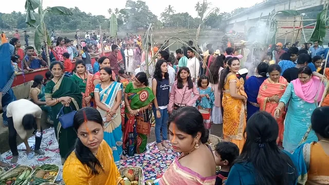 ଛଟ୍ ପାଇଁ ଜଳାଶୟ ନିକଟରେ ମହିଳା ଶ୍ରଦ୍ଧାଳୁଙ୍କ ସମାଗମ। (ଫଟୋ: ମନୋଜ ବିଶ୍ବାଳ, ବାଲେଶ୍ବର)