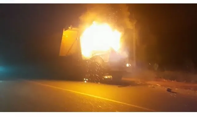 ଝାରସୁଗୁଡା: ଜାତୀୟ ରାଜପଥ ବୁଢ଼ୀପଦର ଛକଠାରେ ଜଳିଗଲା ଟ୍ରକ୍‌।