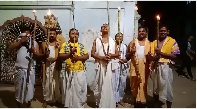 ନିଆରା ଢଙ୍ଗରେ ଦୀପାବଳି ପାଳିଲେ ମେହେର ସଂପ୍ରଦାୟର ଲୋକେ, ଆଲୋକ ଦେଖାଇ ପିତୃପୁରୁଷଙ୍କୁ ଦେଲେ ବିଦାୟ