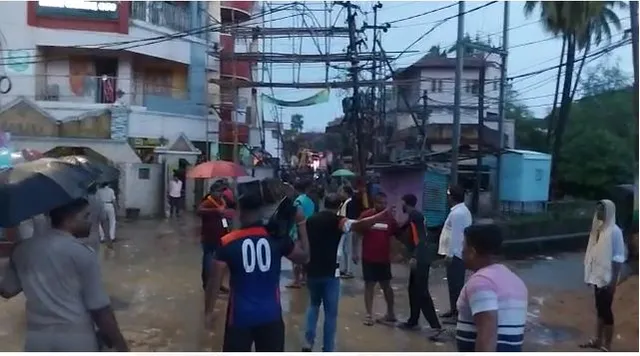 କଟକରେ ଭସାଣି ଶୋଭାଯାତ୍ରା ବେଳେ ୨ ସାହି ମଧ୍ୟରେ ମୁହାଁମୁହିଁ; କିଛି ପୁଲିସ କର୍ମଚାରୀ ଆହତ, ଫୋର୍ସ ମୁତୟନ