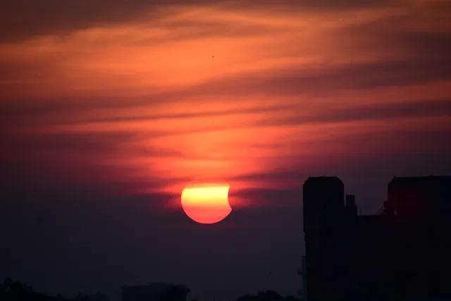 ଆଂଶିକ ସୂର୍ଯ୍ୟୋପରାଗ ଆରମ୍ଭ: ଓଡ଼ିଶାରେ ହେଲା ଦୃଶ୍ୟମାନ, ସନ୍ଧ୍ୟା ୬ଟା ୨୬ରେ ମୋକ୍ଷପ୍ରାପ୍ତି