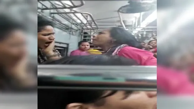 ମୁମ୍ବାଇ ସ୍ଥାନୀୟ ଟ୍ରେନ୍‌ରେ ସିଟ୍‌କୁ ନେଇ ମାଡ଼ଗୋଳ ଲାଗିଲେ ୨ ମହିଳା, ଭିଡିଓ ଭାଇରାଲ୍‌
