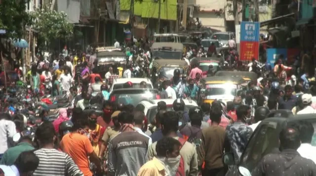 ବସଷ୍ଟାଣ୍ଡ ଓ ରେଳଷ୍ଟେସନରେ ବେଆଇନ୍‌ ପାର୍କିଂ: ଉଠା ଦୋକାନୀଙ୍କ ରାସ୍ତା ଉପରେ ବେପାର ଭକ୍ତଙ୍କୁ ଦେଉଛି ଅସହ୍ୟ ଯନ୍ତ୍ରଣା