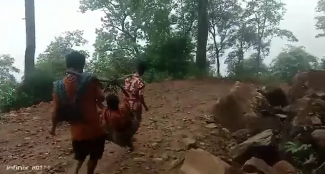 ଦୁର୍ଗମ ପାହାଡିଆ ଗାଁର ଦୁଃଖ: ଗାଁକୁ ଆମ୍ବୁଲେନସ ପହଞ୍ଚିପାରିଲା ନାହିଁ, କାଉଡିରେ ବୁହା ହେଲେ ରୋଗୀ