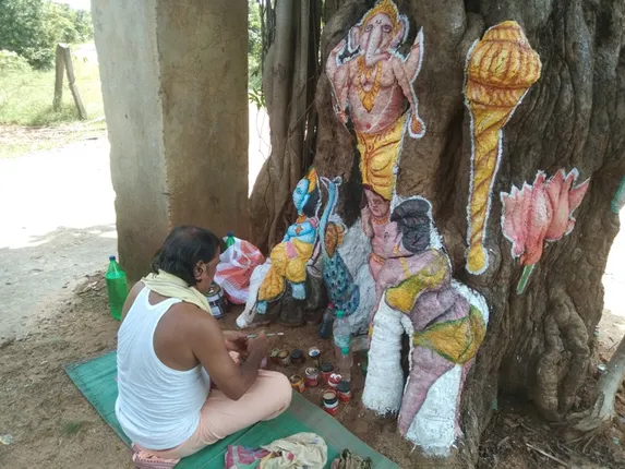 ଚାରି ବୃକ୍ଷ କୋଳରେ ଦେବାଦେବୀଙ୍କ ଛବି, ରଙ୍ଗକରି ରୂପ ଦେଲେ କଳାକାର