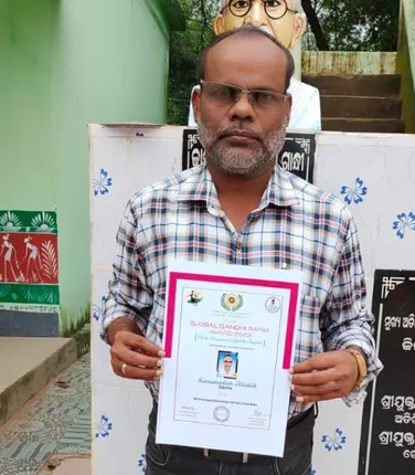 ଗ୍ଲୋବାଲ ଗାନ୍ଧୀ ରତ୍ନ ଆୱାର୍ଡରେ ସମ୍ମାନିତ ହେଲେ କବି କରୁଣାକର ମଲ୍ଲିକ