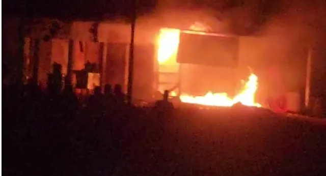 ଦୀପାବଳିରେ ଅଘଟଣ: ଜଳିଗଲା ମୋବିଲ ଦୋକାନ, ବାଣ ଫୁଟି ୩ ଆହତ