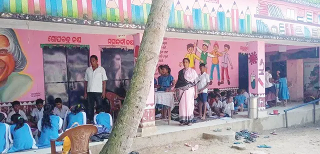 ଶ୍ରେଣୀଗୃହ ସିଲିଂ ଭୁଶୁଡ଼ିଲା, ପିଲାଙ୍କ ଉପରେ ପଡ଼ିଥିଲେ...?