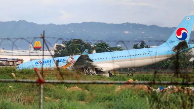 ରନୱେରୁ ଖସି ଘାସ ପଡିଆରେ ଫସିଗଲା ବିମାନ, ଅଳ୍ପକେ ବର୍ତ୍ତିଗଲା ୧୬୨ ଜଣ ଯାତ୍ରୀଙ୍କ ଜୀବନ