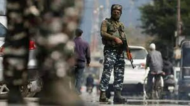 ଜମ୍ମୁ କଶ୍ମୀର: ପୁଲୱାମାରେ ପୁଲିସଙ୍କ ରାଇଫଲରୁ ଭୁଲବଶତଃ ଗୁଳି ଫୁଟି ଯିବାରୁ ଜଣେ ବ୍ୟକ୍ତିଙ୍କ ମୃତ୍ୟୁ