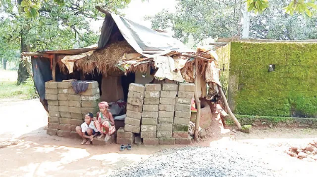 ଦୟନୀୟ ଅବସ୍ଥାରେ କୁଡ଼ିଆରେ ଜୀବନ ବିତାଉଛନ୍ତି ପରିବାର