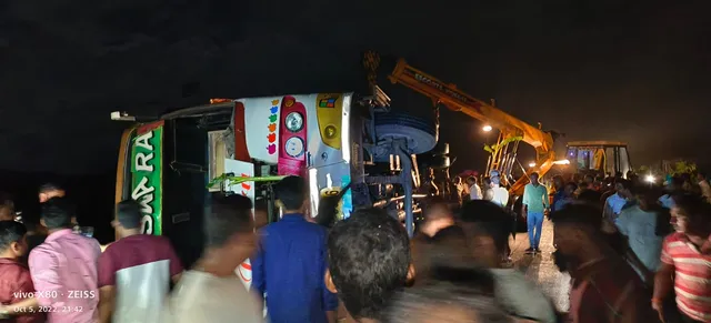 ଦଶହରାରେ କାଳ ହେଲା କାଳେଶ୍ବର: ଘରୋଇ ଯାତ୍ରୀବାହୀ ବସ୍‌ ଓଲଟିଲା; ବ୍ୟାଙ୍କ ମ୍ୟାନେଜର ମୃତ, ୩ଗୁରୁତର