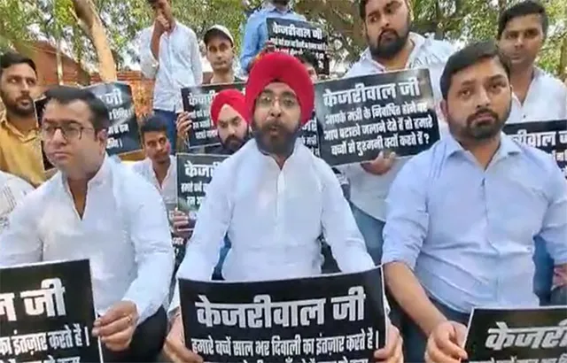 ବାଣ ନିଷିଦ୍ଧକୁ ବିରୋଧ: କେଜ୍ରିୱାଲଙ୍କ ବାସଭବନ ବାହାରେ ବିଜେପିର ଆନ୍ଦୋଳନ
