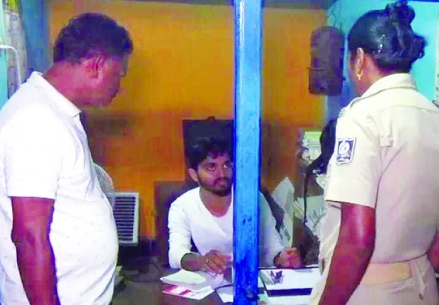 ପୋଷ୍ଟମାଷ୍ଟରଙ୍କୁ ଅଟକ ରଖିଲେ ଗ୍ରାମବାସୀୟ