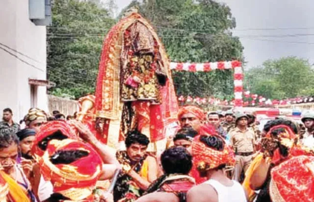 ପ୍ରଥା ଆଗରେ ମୁଣ୍ଡ ନୁଆଁଇଲା ପ୍ରଶାସନ: ଛତରଯାତ୍ରାରେ ହଜାର ହଜାର ପଶୁପକ୍ଷୀଙ୍କ ବଳି