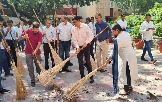 ଖାଉଟି ବ୍ୟାପାର ବିଭାଗର ସ୍ବତନ୍ତ୍ର ପରିଚ୍ଛନ୍ନତା ଅଭିଯାନ: ଡିଜିଟାଇଜେସନ ପରେ ୭୦୬୧ କାଗଜ ଫାଇଲ ନଷ୍ଟ