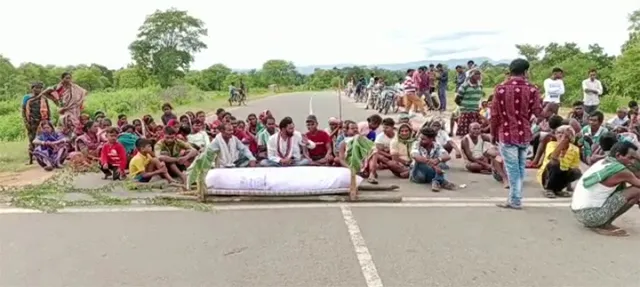 ବାଇକ୍ ଦୁର୍ଘଟଣାରେ ମହିଳା ମୃତ, କ୍ଷତିପୂରଣ ଦାବିରେ ଶବ ରଖି ରାସ୍ତାରୋକ