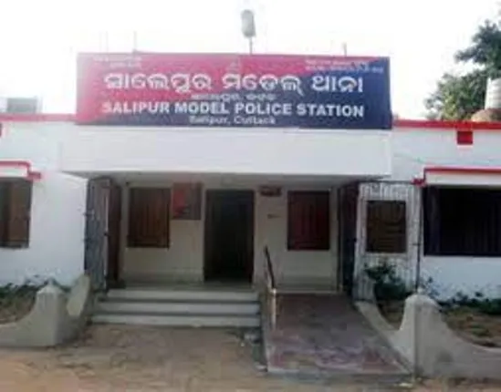 ବିଳମ୍ବିତ ରାତିରେ ଯୁବକଙ୍କ ଘର ଉପରକୁ ଦୁର୍ବୃତ୍ତଙ୍କ ବୋମାମାଡ଼: ପୂର୍ବ ଶତ୍ରୁତା ସନ୍ଦେହ