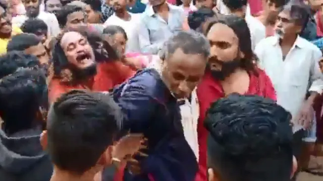 ସାଧୁଙ୍କୁ ମାଡ଼ ମାରିବା ମହଙ୍ଗା ପଡ଼ିଲା : ଭାଇରାଲ ଭିଡିଓ ଦେଖି କଡ଼ା କାର୍ଯ୍ୟାନୁଷ୍ଠାନ ନେବ ପୁଲିସ