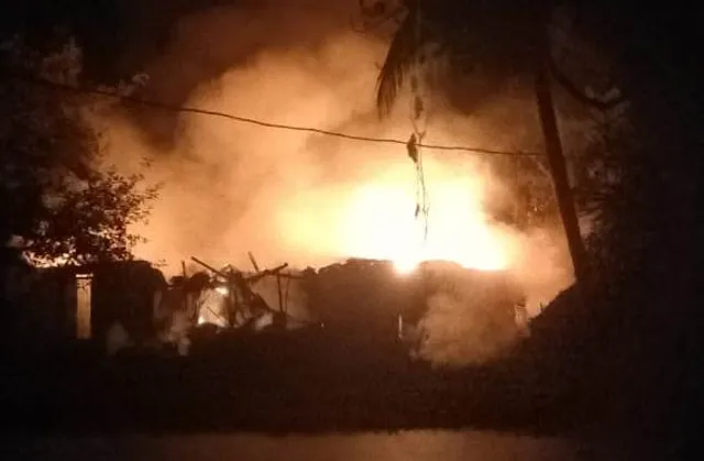 ଦୀପାବଳି ପାଇଁ ବ୍ୟସ୍ତ ଥିଲେ ଲେକେ, ଅଗ୍ନିକାଣ୍ଡରେ ଜଳିଗଲା ୧୦ ବଖରା