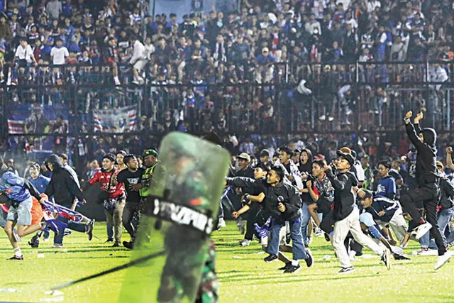 ଇଣ୍ଡୋନେସିଆରେ ଫୁଟ୍‌ବଲ ଟ୍ରାଜେଡି: ଦଳାଚକଟା, ଦଙ୍ଗାରେ ୧୨୫ ମୃତ