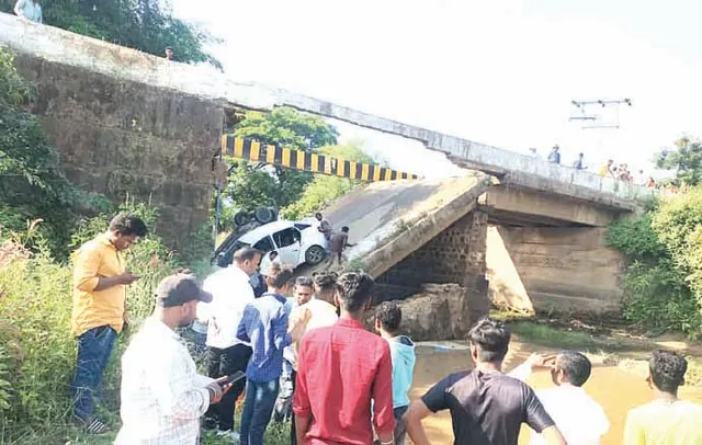 ଭୁଶୁଡ଼ିଲା ପୋଲ, ଖସିପଡ଼ିଲା ୨ ଚଳନ୍ତା କାର; ଅଳ୍ପକେ ବର୍ତ୍ତିଲେ ୭ ଯାତ୍ରୀ