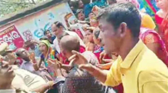 ମନ୍ତ୍ରୀ ଅତନୁଙ୍କ ଗାଡ଼ି ଘେରିଲେ ମହିଳା, ଉଦ୍‌ଘାଟନ କାର୍ଯ୍ୟକ୍ରମକୁ ବାଇକ୍‌ରେ ଗଲେ