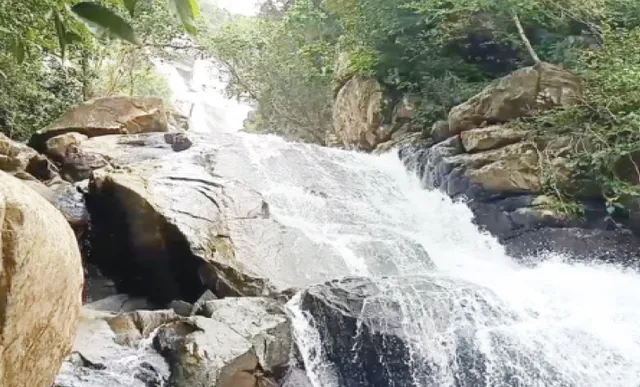 ଠାବ ହେଲା ପ୍ରାକୃତିକ ସୌନ୍ଦର୍ଯ୍ୟରେ ଭରପୁର ଚିନ୍ତଲବାଡ଼ା ପାହାଡ଼ ଉପରେ ଥିବା ଜଳପ୍ରପାତ