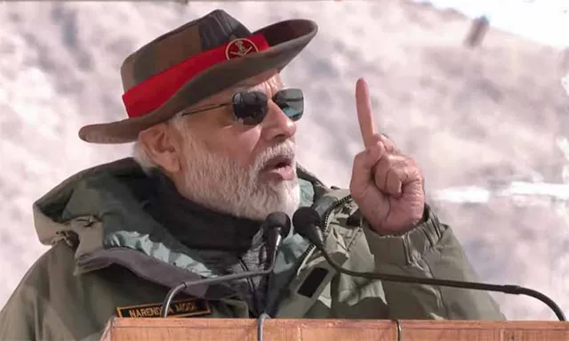 କାର୍ଗିଲରେ ଯବାନମାନଙ୍କ ସହ ଦୀପାବଳି ପାଳିଲେ ମୋଦୀ: ଆମ ଦେଶ ଉପରେ ଆଖି ପକାଇଲେ ତିନି ସେନା ଉଚିତ ଢଙ୍ଗରେ ଜବାବ ଦେବେ