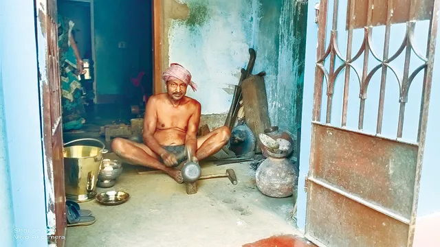 ଦୁର୍ଦ୍ଦିନରେ କଂସା ପିତଳ କାରିଗର: ଆଗଭଳି ଆଉ ଶୁଭୁନାହିଁ ଠୁକ୍‌ଠୁକ୍‌ ଶବ୍ଦ, ବନ୍ଦ ହେବା‌କୁ ବସିଲାଣି ଶାଳଘର