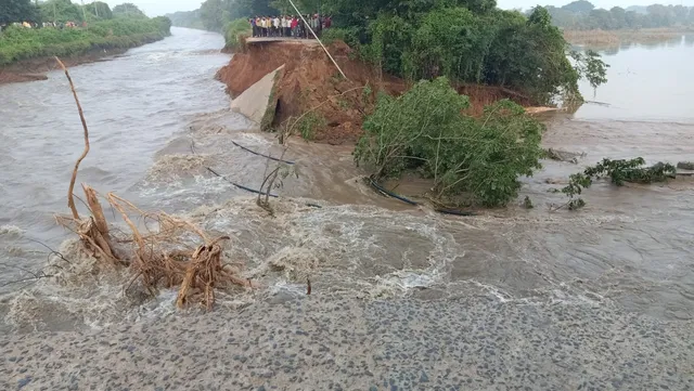 ପଟ୍ଟାମୁଣ୍ଡାଇ କେନାଲରେ ବଡ଼ ଘାଇ: ବିରୂପା ନଦୀକୁ ଭସାଇ ନେଲା ୬ ଦୋକାନ