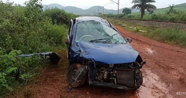 ଫାଟକ ବିହୀନ ଲେବଲ କ୍ରସିଂରେ ଦୁର୍ଘଟଣା: କାର୍‌କୁ ଧକ୍କା ଦେଲା ଟ୍ରେନ୍‌ ଇଞ୍ଜିନ, ୩ ଆହତ