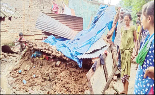 ଭୁଶୁଡ଼ିଲା ଘର, ଅଳ୍ପକେ ବର୍ତ୍ତିଲେ ପରିବାର