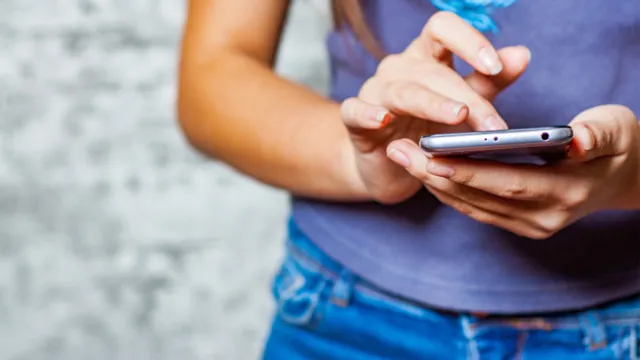 ସ୍ମାର୍ଟଫୋନ୍‌ କିଣିବା ପାଇଁ ରକ୍ତ ବିକିବାକୁ ୧୬ ବର୍ଷୀୟ ବାଳିକାର ଉଦ୍ୟମ