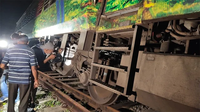 ପୁରୀ-ହାୱଡ଼ା ଏକ୍ସପ୍ରେସ ଲାଇନ୍‌ଚ୍ୟୁତ