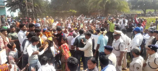 ଖତକୁରବାହାଲରେ ଶିବା ସିମେଣ୍ଟ ଜନଶୁଣାଣିକୁ ବିରୋଧ: ଅଧିକାରୀ ଓ ପୁଲିସକୁ ଗାଁ ଭିତରକୁ ଛାଡ଼ିଲେନି