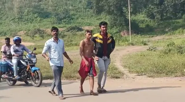 ଝିଅ-ବୋହୂଙ୍କୁ କମେଣ୍ଟ ମାରିବା ମହଙ୍ଗା ପଡ଼ିଲା; ଯୁବକଙ୍କୁ ଲଣ୍ଡା କରି ଦାଣ୍ଡରେ ବୁଲାଇଲେ ଗ୍ରାମବାସୀ