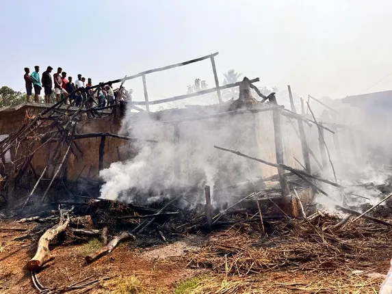 କାମାକ୍ଷାନଗରରେ ଅଗ୍ନିକାଣ୍ଡ: ୧୦ ବଖରା ଘର ଜଳିପୋଡ଼ି ପାଉଁଶ