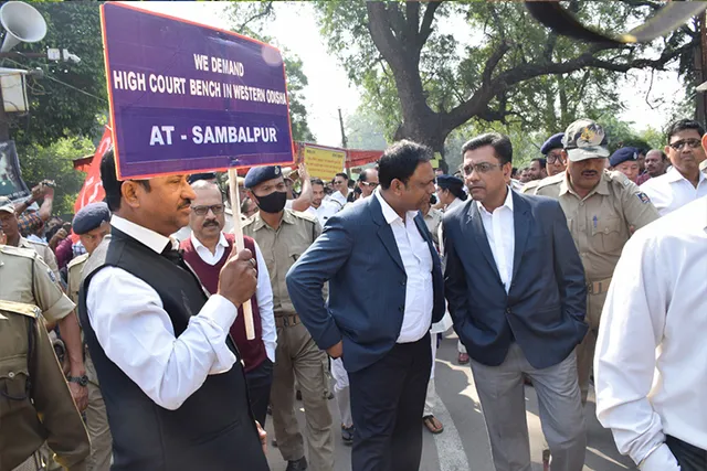 ଶକ୍ତି ପ୍ରଦର୍ଶନ କଲା ଓକିଲ ସଂଘ, ସମ୍ବଲପୁରରେ ଅଫିସ୍‌, ଅଦାଲତ ଅଚଳ