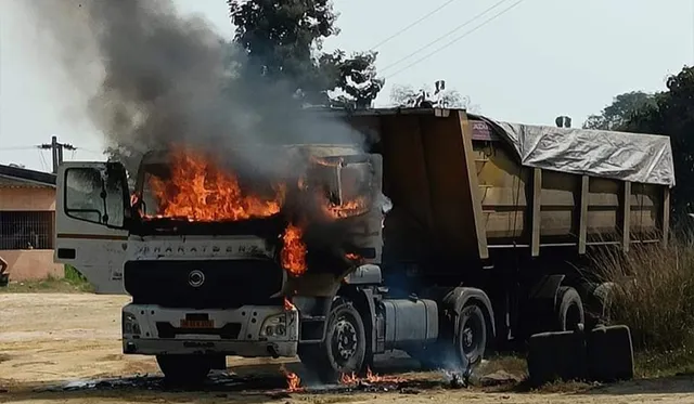 ଛିଡ଼ା​ ହୋଇଥିବା ଟ୍ରକ୍‌ରେ ଲାଗିଲା ନିଆଁ     