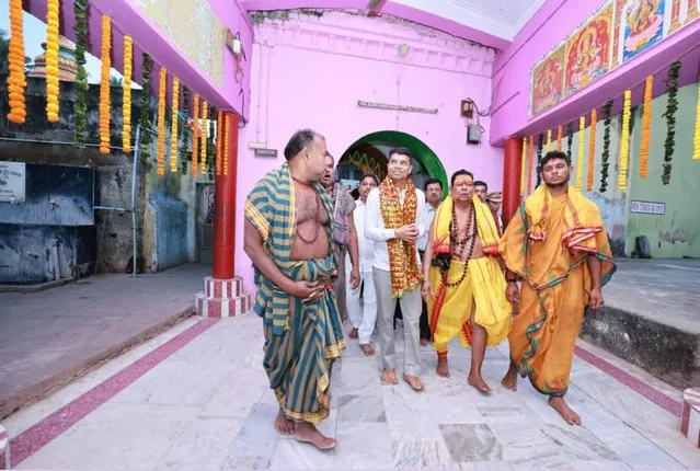 ବାଣପୁରର ମା ଭାଗବତୀ ମନ୍ଦିର ପରିଦର୍ଶନ କଲେ ୫ଟି ସଚିବ