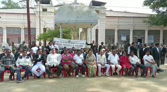 ଜିଲ୍ଲା ଓକିଲ ସଂଘର କାର୍ଯ୍ୟବନ୍ଦ ଆନ୍ଦୋଳନ